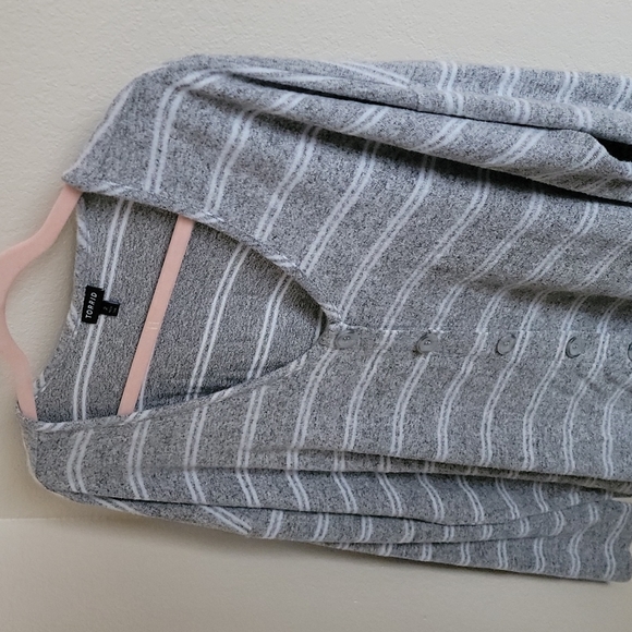 Torrid Size 2 Grey and White Striped Long Sleeve Top - Picture 4 of 6